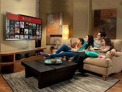 Una familia escogiendo entre la amplia variedad de contenidos que les ofrece su televisión