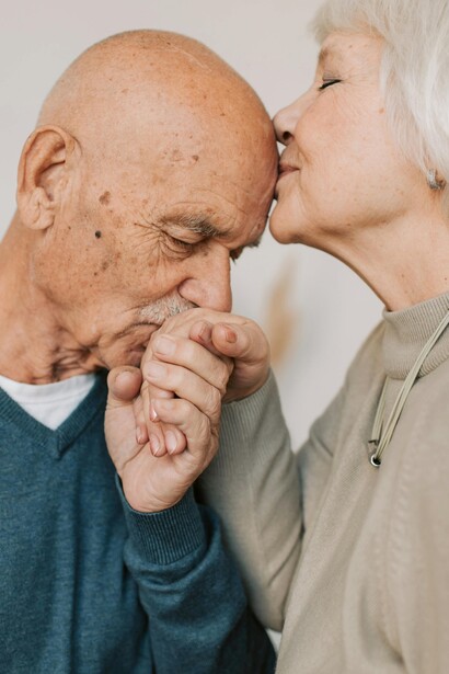 Le illusioni in amore creano aspettative irraggiungibili, ma il coraggio di vedere l’altro per ciò che è rafforza il legame 