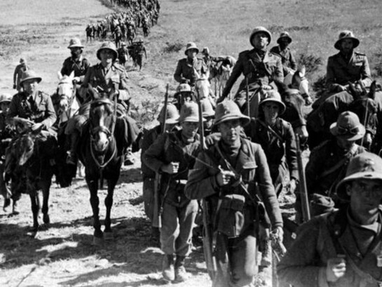 Truppe italiane marciano in Etiopia, 1935-1936