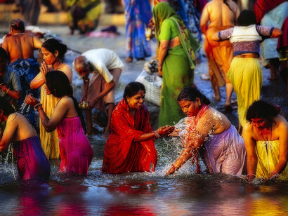 India, Abluzioni sacre all’alba sul Gange a Varanasi, foto Sergio Pessolano