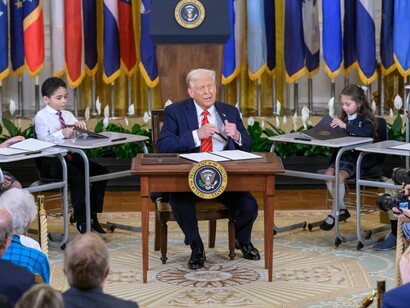 Il Presidente Donald Trump firma un ordine esecutivo per smantellare il Dipartimento dell'Educazione, giovedì 20 marzo 2025, nella Sala Est della Casa Bianca. Foto ufficiale della Casa Bianca di Molly Riley