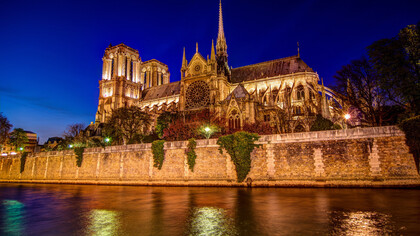 Catedral de Notre-Dame em Paris, na França. Mais do que uma catedral, um monumento emblemático de Paris que enobrece sua paisagem e testemunha sua história há mais de 800 anos. O incêndio que a atingiu em abril de 2019 causou enorme comoção em todo o mundo, mas, após 5 anos de trabalho intenso, em dezembro de 2024 ela voltou a abrir suas portas para todos. Mais uma data histórica que marca sua existência