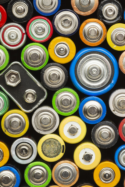 La eficiencia de estas baterías depende del diseño cristalino y de la capacidad para recolectar y convertir la energía vibracional en electricidad
