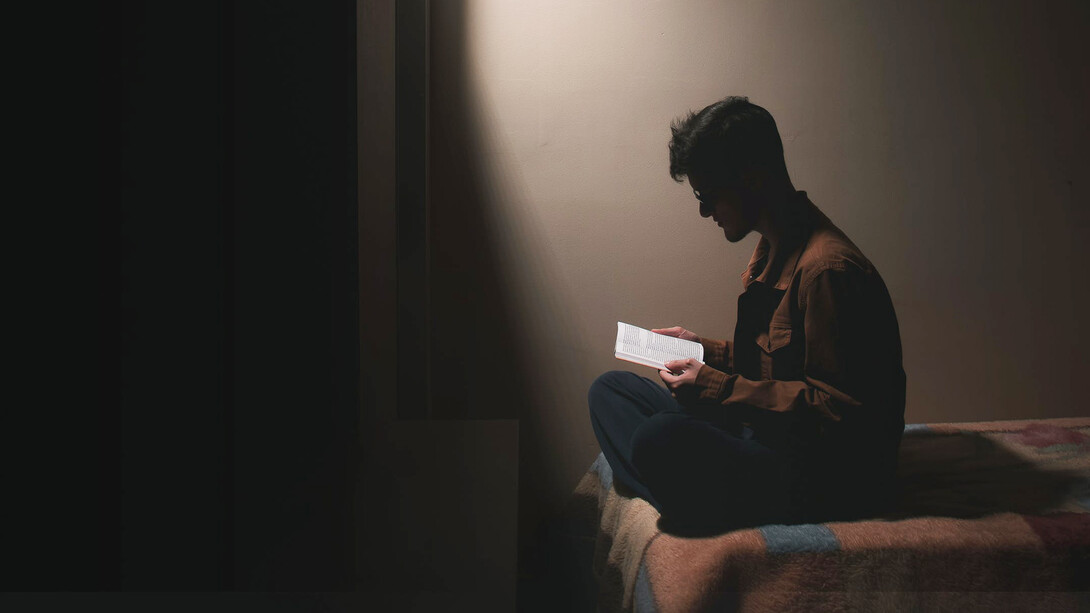 Un ragazzo nell'atto di rilettura di un suo scritto