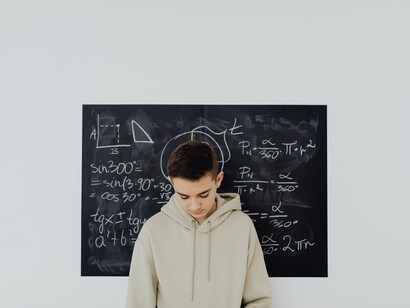 Jovem aluno do curso de engenharia faz cálculos