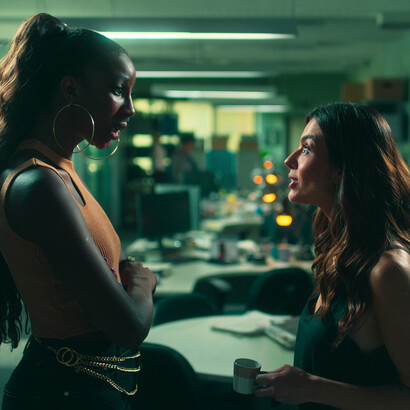 A atriz Camilla de Lucas no papel de Patty, melhor amiga de Babi, interpretada pela atriz Giovanna Lancellotti no filme O lado bom de ser traída, disponível na Netflix