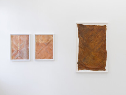 Various artists, Hold still, exhibition view. Courtesy The Approach