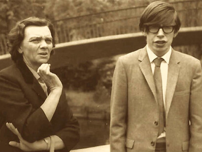 Según el físico inglés Stephen Hawking (1942-2018), las leyes de la Física son tales que impiden el viaje en el tiempo en cualquier escala que no sea submicroscópica