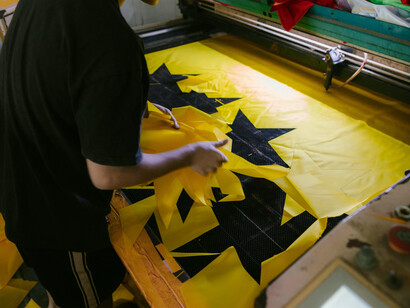 Produção de tecidos em massa. Embora os contextos históricos e as substâncias específicas diferem, existem paralelos inquietantes entre o uso de corantes de arsénico no século XIX e os produtos químicos modernos usados na fast fashion