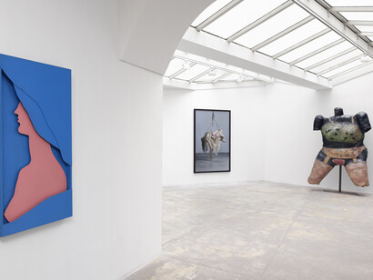  Claude Gilli, La Nonne Joyeuse, 1965 ; Pilar Albarrcín, Saignante, 2018 ; Niki de Saint Phalle, Lady Sings the Blues, 1965 ; Photo: Aurélien Mole. Courtesy Galerie Georges-Philippe et Nathalie Vallois
