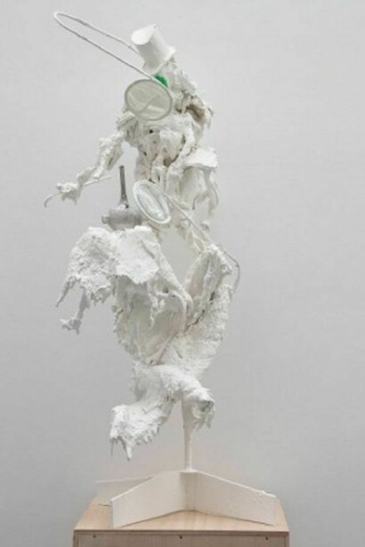 De appel, 2008, 124 (h) x 54 x 56 cm, Base: 111 (h) x 40 x 45 cm / sculpture: 56 x 41 x 35 cm, Sculpture: epoxy, polyurethane foam, steel, glass, plastic, paint, fiberglass, Base: wood