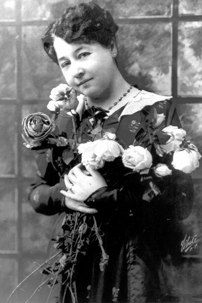 Alice Guy con un ramo de flores