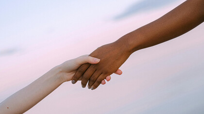 Stretta di mano come simbolo di unione tra tutte le religioni