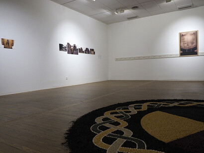 Panorámica de la sala de exposición «El pasado adelante» en Casa América