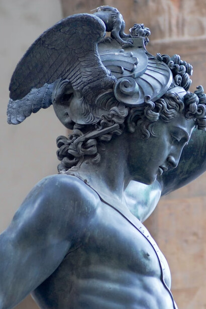 Dettaglio del busto di lato del Perseo con la testa di Medusa di Benvenuto Cellini, Loggia dei Lanzi, Firenze, Italia