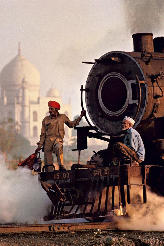 Steve McCurry, Operai su una locomotiva a vapore, India, 1983