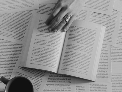 Galardonado con el Premio Nobel de Literatura en 1976, Bellow dejó una obra poblada de personajes inquietos y memorables que siguen interrogando el lugar del individuo en el mundo contemporáneo