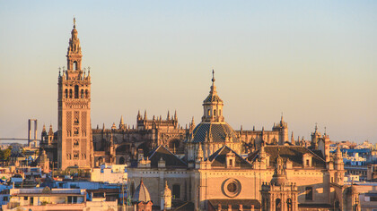 La Giralda es el nombre que recibe la torre campanario de la catedral de Santa María de la Sede de la ciudad de Sevilla, España