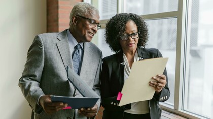 O verdadeiro desafio da Governança moderna é reconhecer que a conformidade técnica com a lei é insuficiente se a cultura interna da organização não estiver alinhada com os valores de equidade e respeito. É neste ponto que o Compliance Cultural se estabelece como a fronteira mais avançada da gestão de riscos, exigindo uma fusão inédita entre a expertise técnica em processos e um profundo letramento histórico e cultural