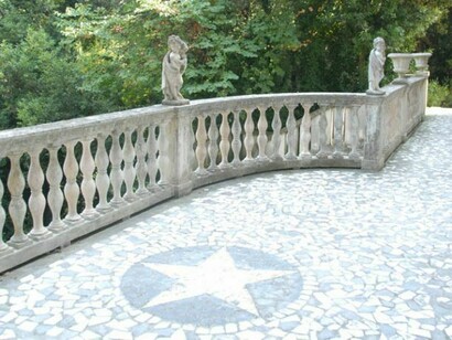 Il prospetto posteriore della facciata della villa si apre con un terrazzo, sul giardino sottostante.  
