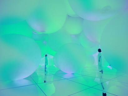 Expanding Three-dimensional Existence in Transforming Space © teamLab Planets Tokyo