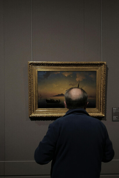 Hombre admirando un cuadro. El compromiso con la divulgación cultural parece estar perdiéndose