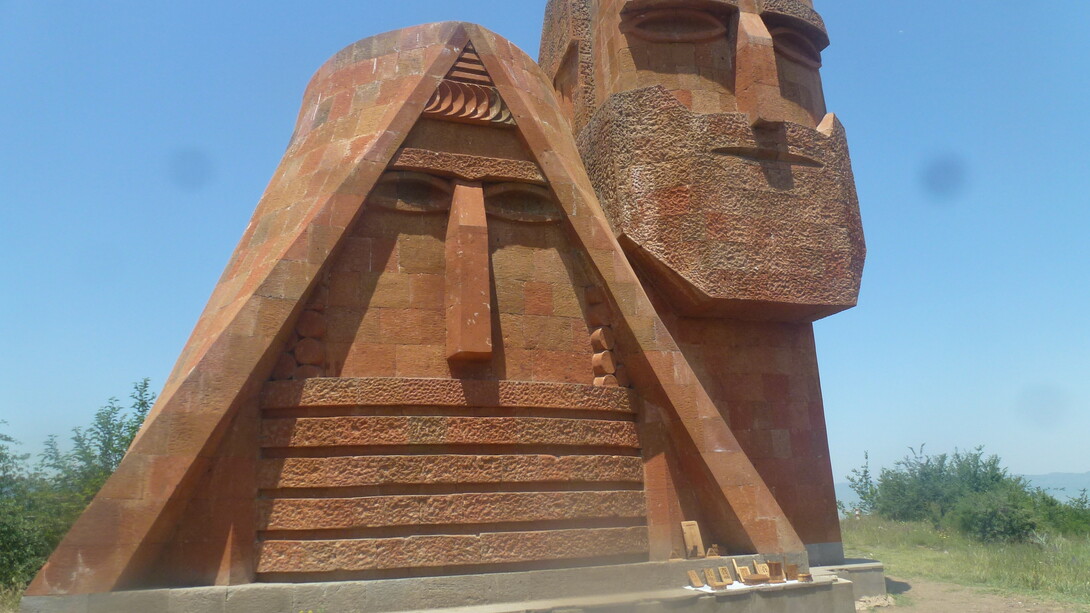 Somos Nuestras Montañas, escultura del artista armenio Sargis Baghdasaryan. También conocida como Abuela y Abuelo. (Nagorno-Karabakh)