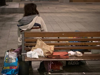 Femme sans-abri. Elles essaient de se mettre à l’abri des violences de la rue en se cachant dans des sous-sols © DR