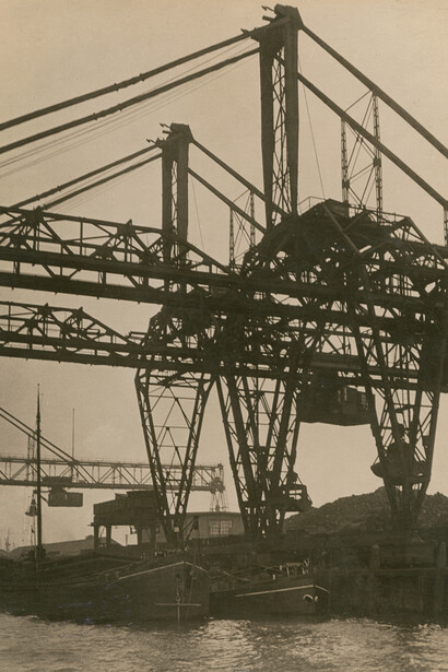 Germaine Krull, Pont roulant, Rotterdam, Série « Métal », vers 1926, Tirage gélatino–argentique, 21,9 x 15,3 cm, Stiftung Ann und Jürgen Wilde, Pinakothek der Moderne, München © Estate Germaine Krull, Museum Folkwang, Essen