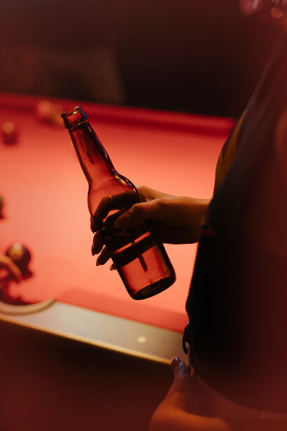 La silueta de un hombre con una cerveza en la manos durante una reunión social
