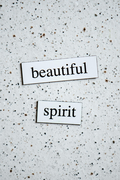  Saiba como o poder das palavras pode reprogramar sua mente e promover um estado de bem-estar contínuo