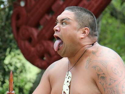 Maori performa o haka. Os humanos não aproveitavam suas presas de forma econômica, comendo as melhores partes e abandonando o restante do corpo, assim as mortes em grandes quantidades era demais para que a população de aves pudesse resistir