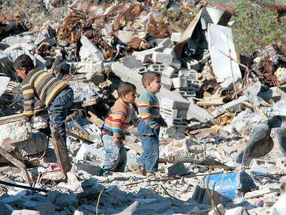 Niños en un edificio destruido en la Franja de Gaza