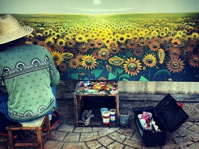 Um artista que pinta um campo de girassóis