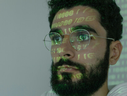 Es fundamental equilibrar el uso de la tecnología con la preservación de los aspectos intangibles de la experiencia humana, como la empatía y la autenticidad