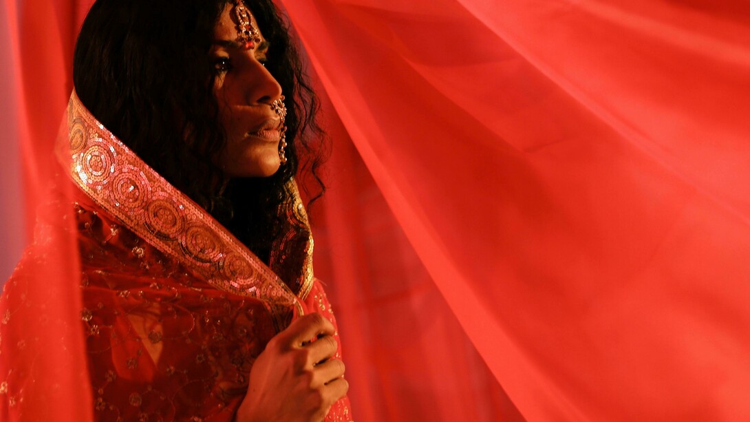 Muito antes de surgir na tradição judaica, Lilith já caminhava pelas tábuas de argila da Mesopotâmia. Nas inscrições sumérias datadas de cerca de 2000 a.C., encontramos as “lilītu”, espíritos femininos do vento e da tempestade, entidades associadas à fertilidade e ao erotismo. No “Mito de Inanna e a Árvore Huluppu”, preservado em fragmentos da biblioteca de Nippur, uma “Lilith” habita a árvore sagrada da deusa, símbolo do eixo entre o céu e a terra. Ali, ela não é vilã, mas guardiã do mistério