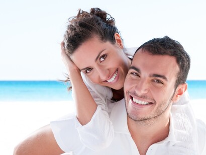 Una pareja sonriente