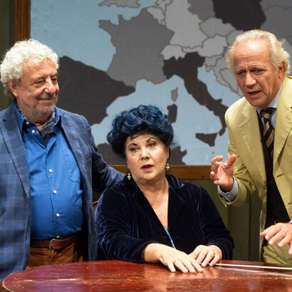 Benedetto Casillo, Marisa Laurito, Geppy Gleijeses nella pièce teatrale "Così parlò Bellavista" © Gitiesse Artisti Riuniti