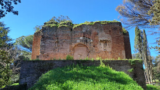 Mausoleo di Sant’Urbano martire, Parco dell’Appia Antica, Roma, Italia, II secolo d.C. Nel XIII secolo il sepolcro fu trasformato in una torre fortificata (il torrione dei Borgiani), di cui si distinguono ancora, nella parte superiore del monumento, dei resti. ©Roberto Luciani
