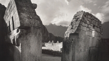 La retrospectiva de Javier Silva-Meinel en el Museo de Arte Contemporáneo de Lima reveló cómo su fotografía, arraigada en la tradición andina y en el proceso analógico, trasciende el documento social para convertirse en un ritual de identidad, encuentro y conciencia cultural. Javier Silva Meniel. Foto: AKEZ