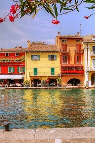 Vista dos comércios na beira do Lago Garda em Verona, Itália