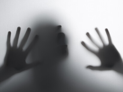 Supo que en él algo estaba a punto de morir, desde que sintió en su noveno desvelo, que el cansancio y los pensamientos se destilaban en una acidez que lo iba consumiendo