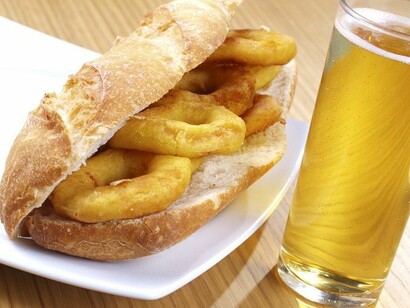 El bocadillo se disfruta aún más en compañía de una cerveza fresca