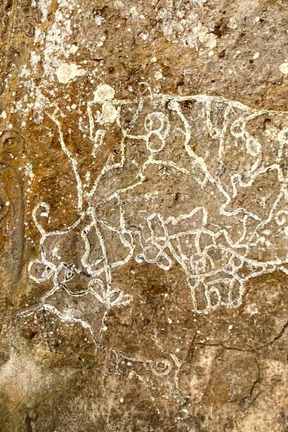 Un guía local detalla los grabados de la "Piedra Pintada", quizás un mapa antiguo. El Valle de Antón, Panamá