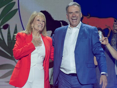 Yamandú Orsi y Carolina Cosse tras el triunfo del Frente Amplio. Cosse, ingeniera y madre de dos hijos, aporta al liderazgo su experiencia en el sector público y dentro del partido
