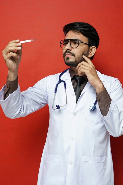 L’IA non possiede consapevolezza né giudizio clinico, elementi fondamentali per valutare sintomi ambigui o decisioni terapeutiche complesse