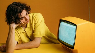 O presente ensaio analisa a periculosidade simbólica e ideológica da representação em preto e branco nas produções cinematográficas e televisivas brasileiras das décadas de 1940 a 1960. Busca-se compreender como essas imagens projetaram uma narrativa de identidade nacional marcada pela homogeneização cultural e pelo apagamento das diferenças raciais e sociais. Ao observar os contextos macro (a formação do imaginário nacional) e micro (a percepção individual do espectador), argumenta-se que o preto e branco construiu uma estética de “neutralidade perigosa”, legitimando hierarquias simbólicas e consolidando um olhar elitizado sobre o Brasil