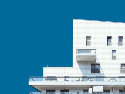 La facciata di un edificio contemporaneo con balconi e finestre