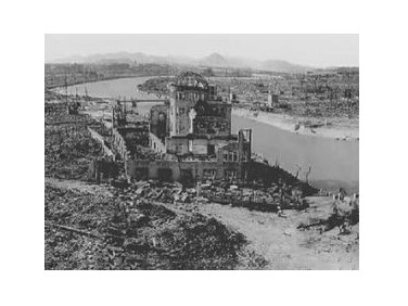 Il centro di Hiroshima, dopo la bomba atomica (1945). E contemporaneamente emerge la nuova potenza dell’Occidente, che appunto nel 1945 - tra gli accordi di Yalta e le bombe su Hiroshima e Nagasaki - si afferma come nuovo ‘dominus’ globale. Comincia il ‘secolo americano’