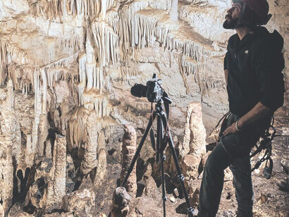 Carlos Solito. Gira il mondo da giovanissimo e collabora con numerosi magazine e quotidiani nazionali, realizzando reportage di viaggi